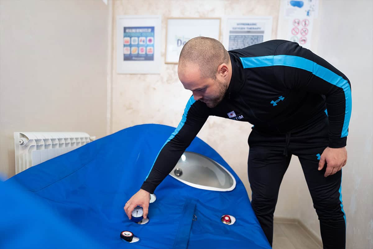 Oxygen therapy chamber used during the recovery process