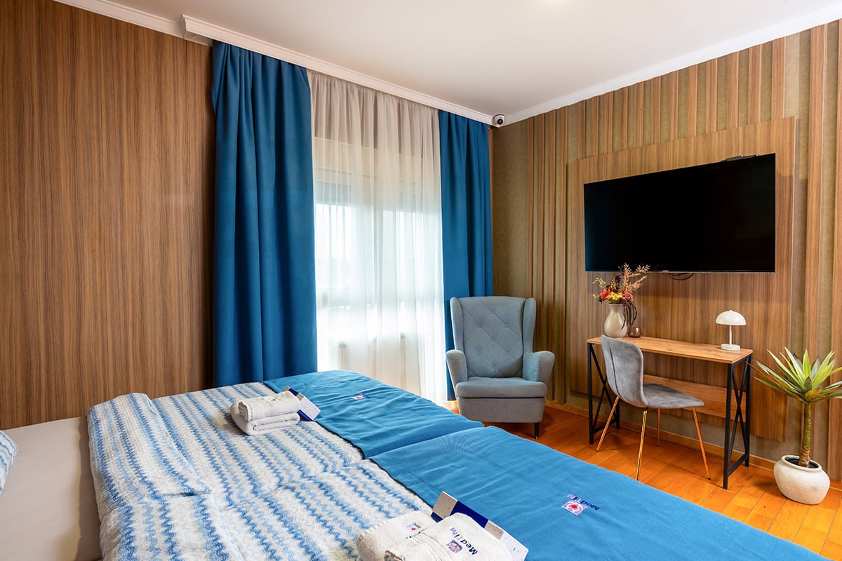Single room patient accommodation with privacy and additional comfort