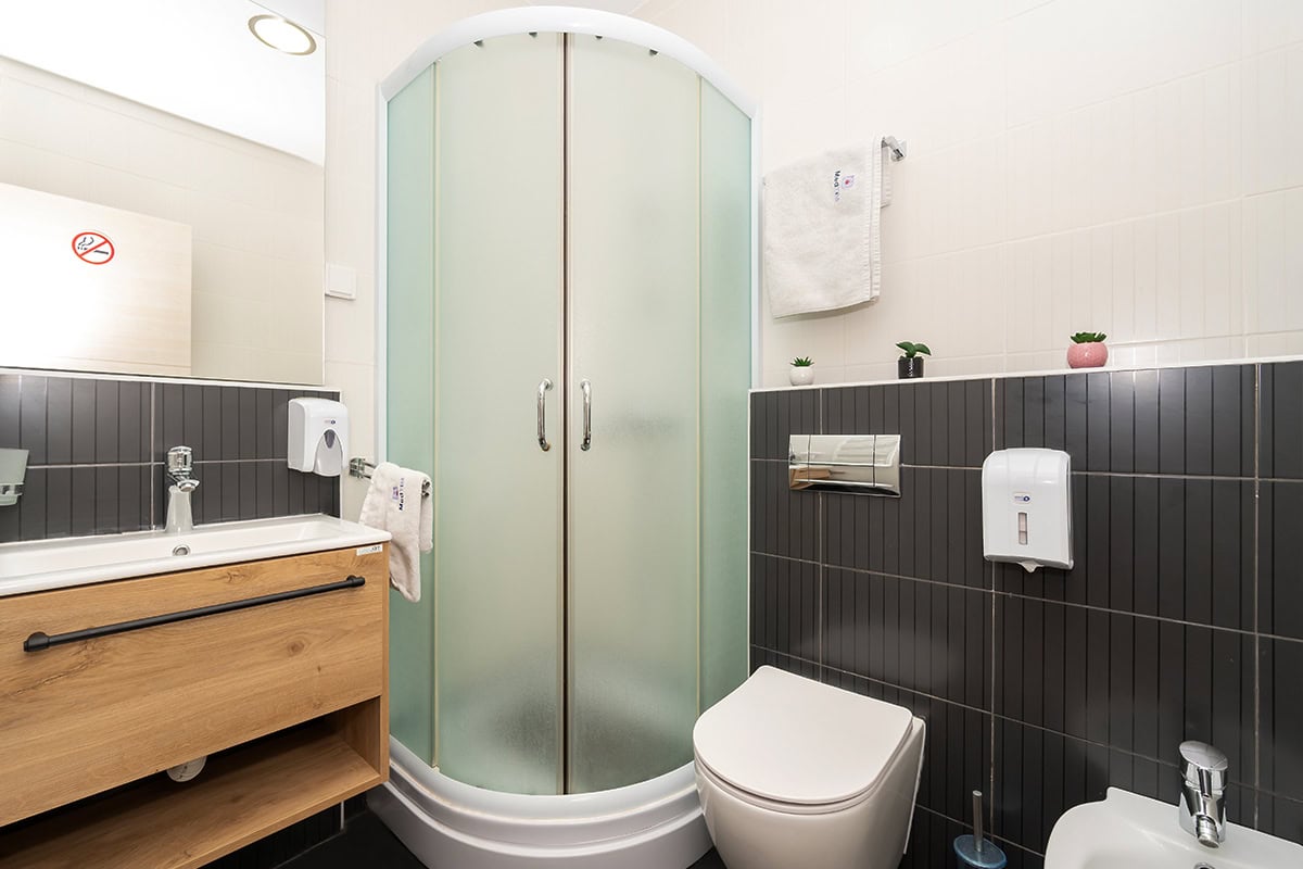 Private bathroom in a single room at MedTiM Clinic
