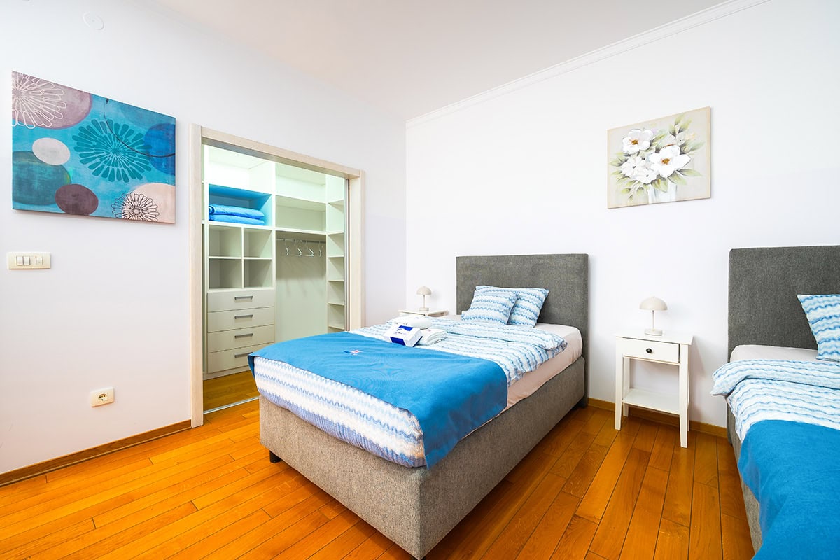 Standard patient room with TV and bedside tables at MedTiM Clinic